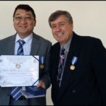 Recebendo a medalhasesquicentenáriodo Corpo Musical da PMESP